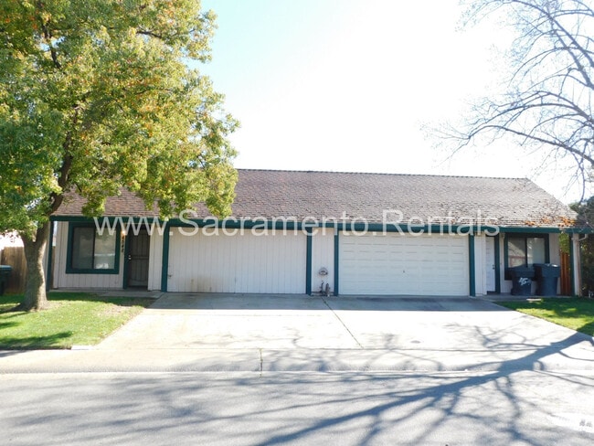 Building Photo - Spacious 2bd/2ba Foothill Farms Duplex with 2 Car Garage