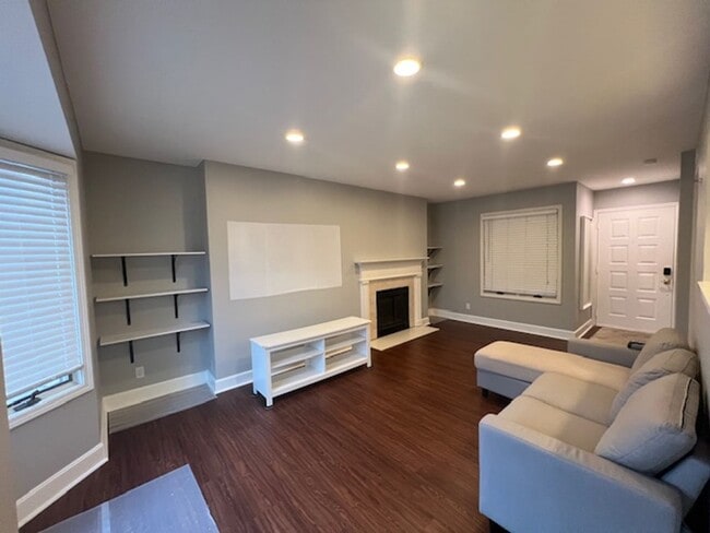 Building Photo - 4318 Belleview Ave Unit 104