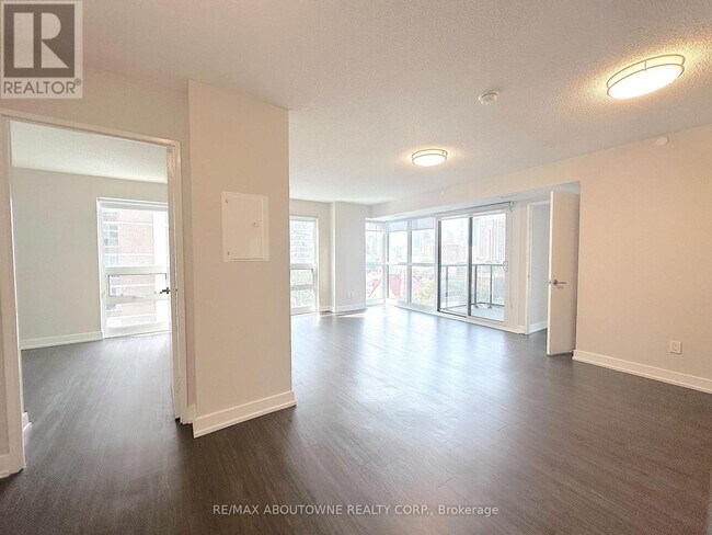 Photo - 561 Sherbourne St