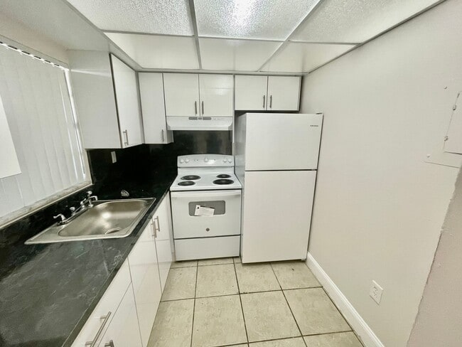 Photo - San Souci Apartments 2b1b For Rent NOW (North Miami 33181) SPECIAL OFFER- Rent Today For Only $19... Unit 17