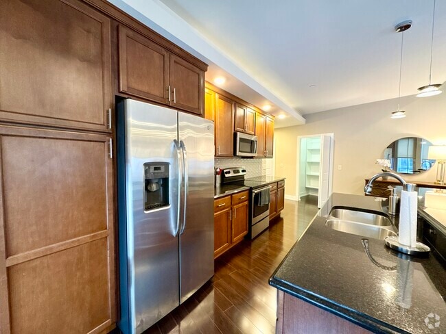 Plaza 213 furnished for October - Peregrine Plaza Rental