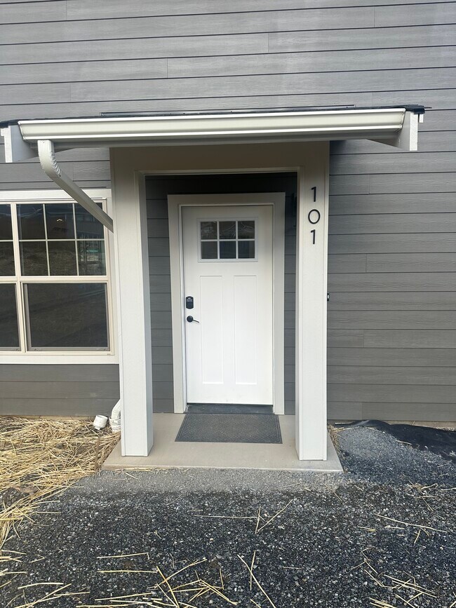 Private entry - 4249 King Mountain Rd Unit 101