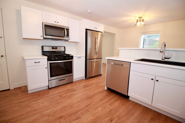 Kitchen - 3919 Oak Street Townhome