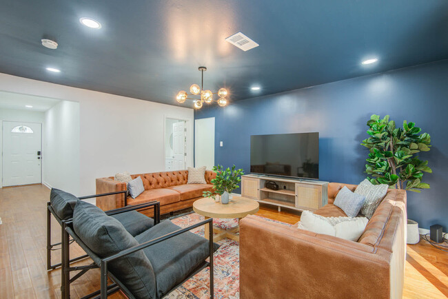 Building Photo - 9515 Meadowglen Ln Rental