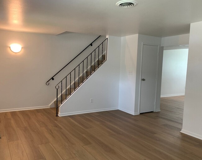 Photo - 1626 Williamsburg Ln E