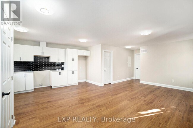 Photo - 838 St. Laurent Blvd
