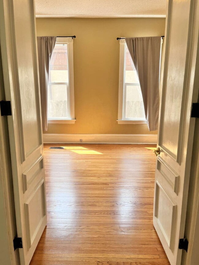 Building Photo - 2 Bedroom 1 Bath Duplex in St. Paul