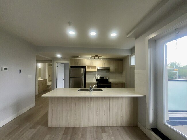 Photo - 2215-2247 47 St NW Unit 206