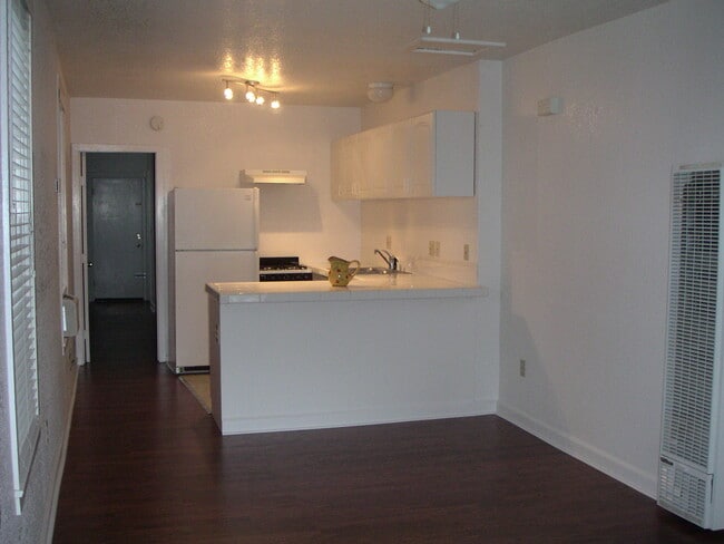 Building Photo - 1418 E St Unit D