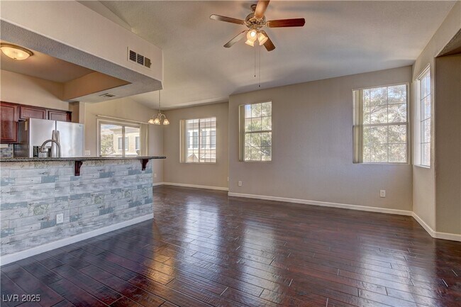 Photo - 1621 Queen Victoria St Unit 203