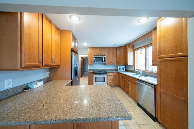 Photo - 1410 Juneau Ln N