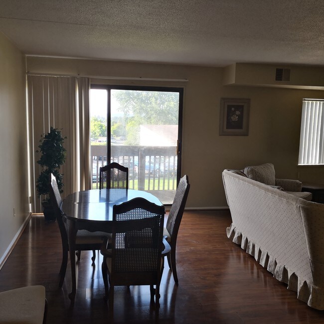 Dinning Set - 808 Stratford Dr Unit 21