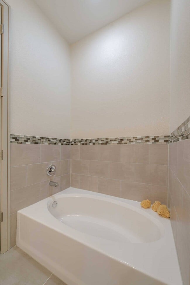 Building Photo - 1800 St Joseph Pkwy Unit 209