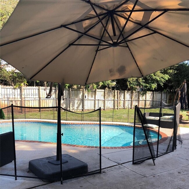 Photo - 6819 SW 15th St Unidad REAR