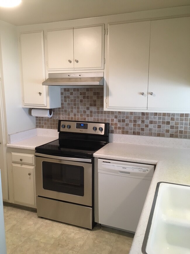 kitchen - 1187 E 3rd St Unit 204