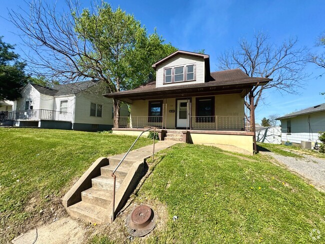 Building Photo - 3 Bedroom / 1 Bath House on South Pacific