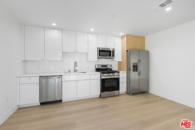 10963 Calvert St Unit 1/4