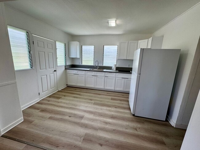Building Photo - 3/1 w/ ocean views and all utilities inclu... Rental