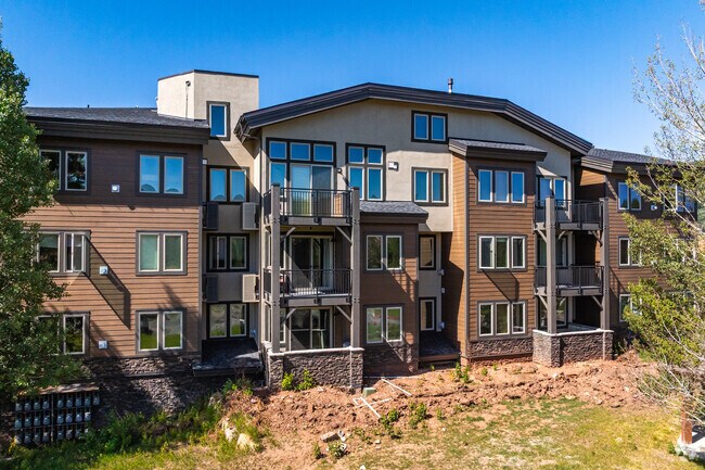 Building - Crestview Condominiums