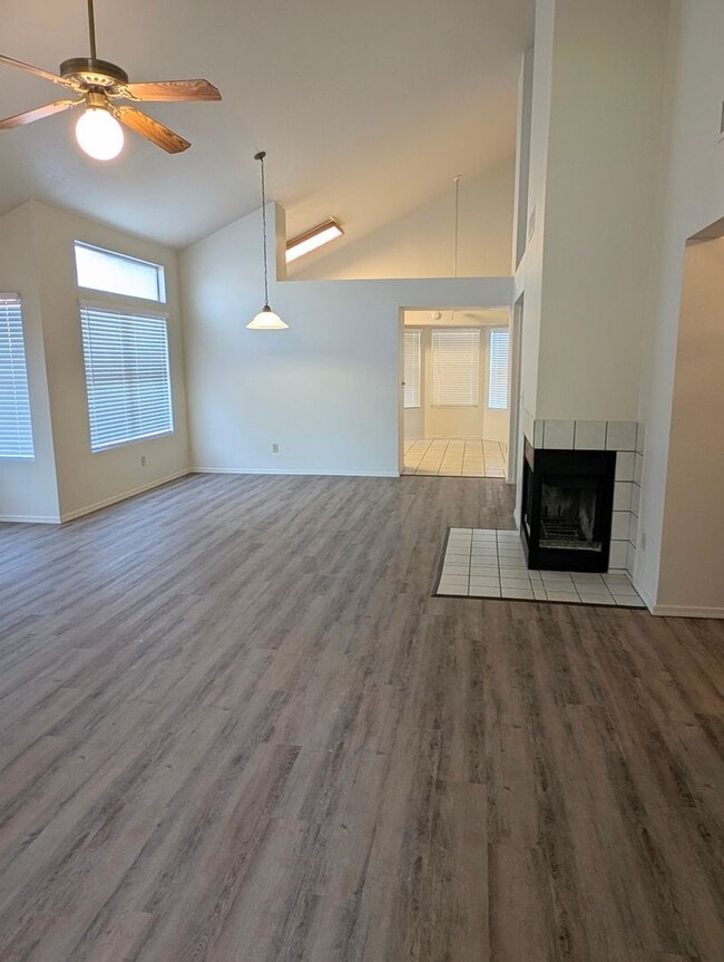 Photo - 2325 E Lakecrest Dr
