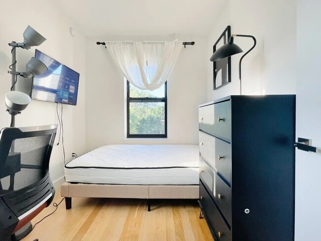 Furnished room/NOT APARTMENT