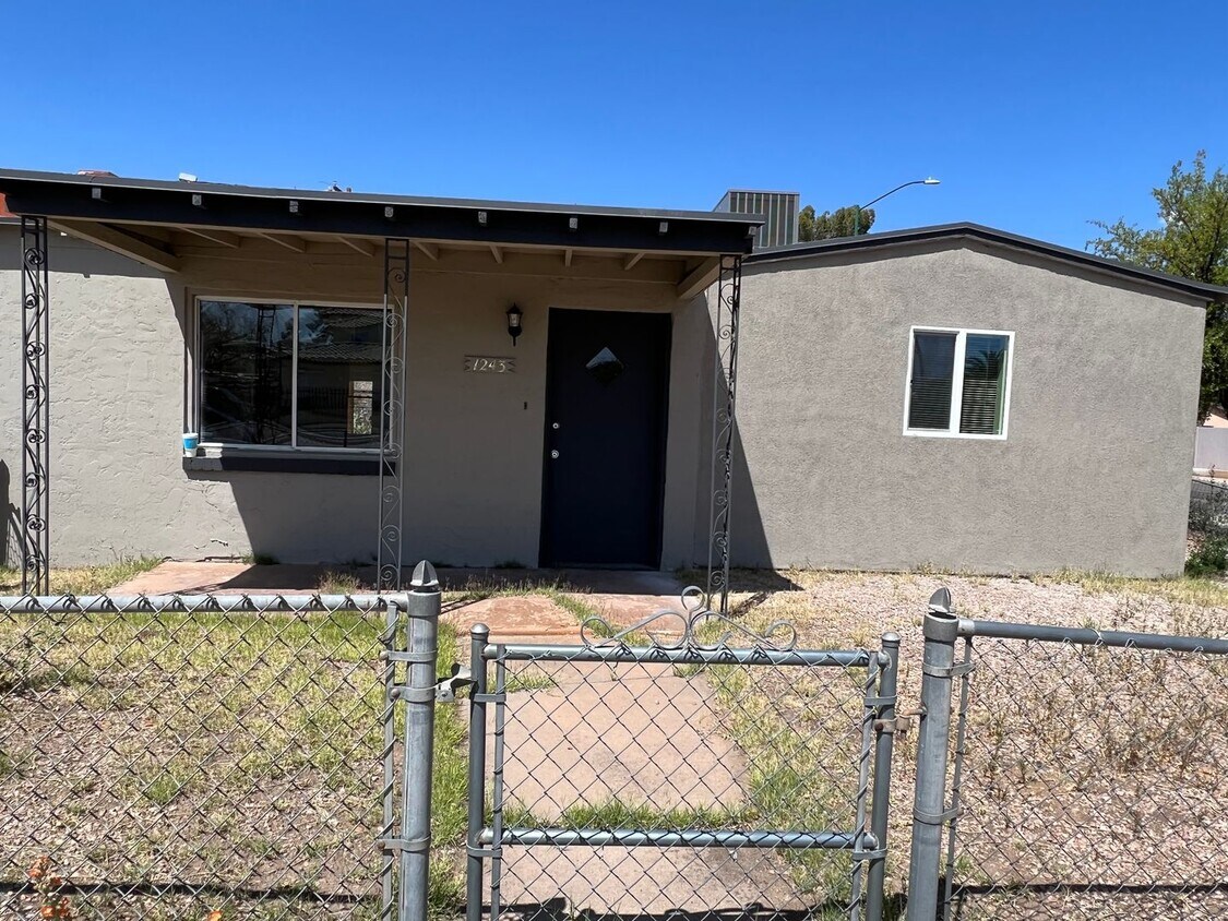 3 Bedroom 2 Bath Home! close to the UofA! - 3 Bedroom 2 Bath Home! close to the UofA!
