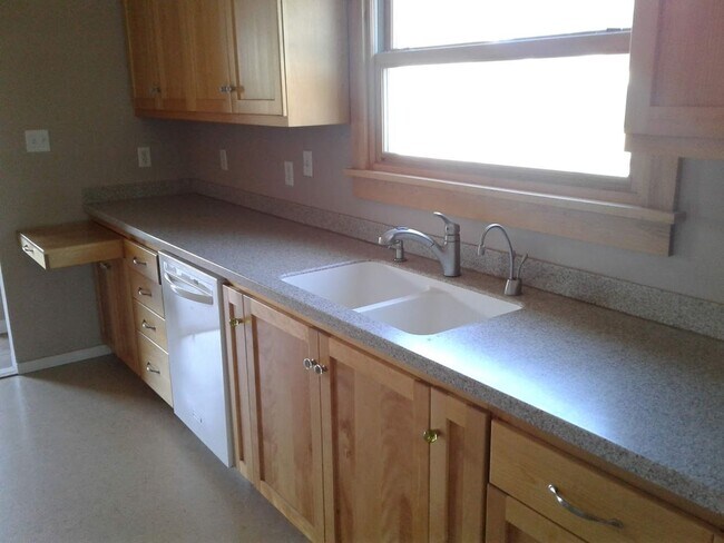 Photo - 2728 Cedarwood Ave