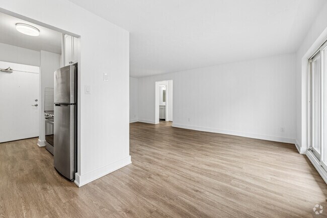2BR, 1BA - 898SF - Kitchen/Living Room