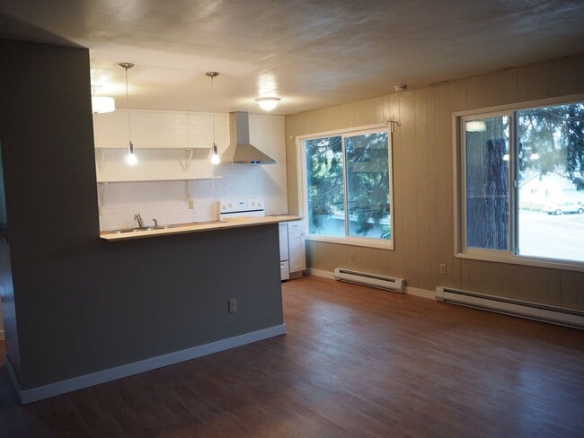 Building Photo - Updated, upstairs 2-bdrm/1-bath triplex apt—On-site w/d, off-street parking, near downtown St. Johns Unit 9232