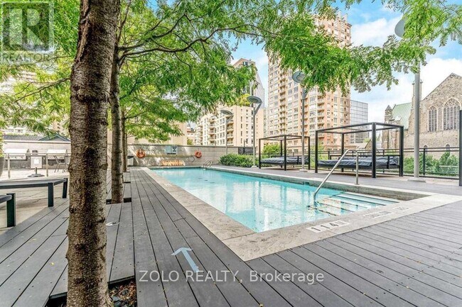 Photo - 110 Charles St E Unit 1407