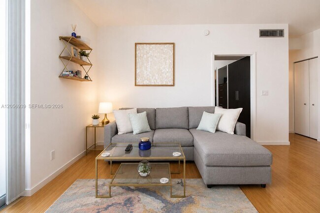 Photo - 690 SW 1st Ct Unidad 1528