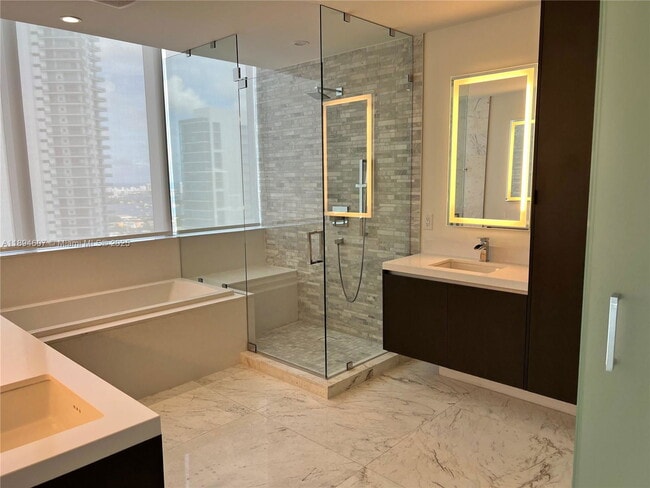 Building Photo - 851 NE 1st Ave Unit 4101