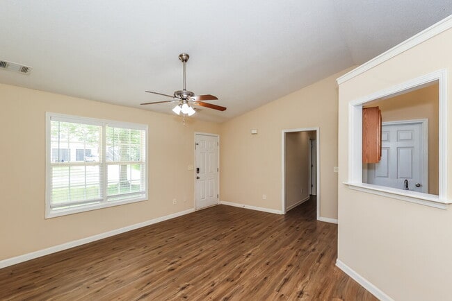 Photo - 43 Thorn Thicket Way