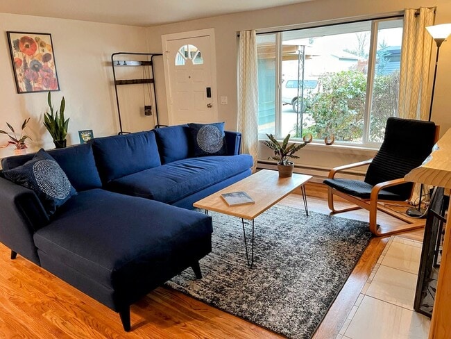 Sala de estar lista para el entretenimiento - 22418 77th Ave W Unidad Entire Home