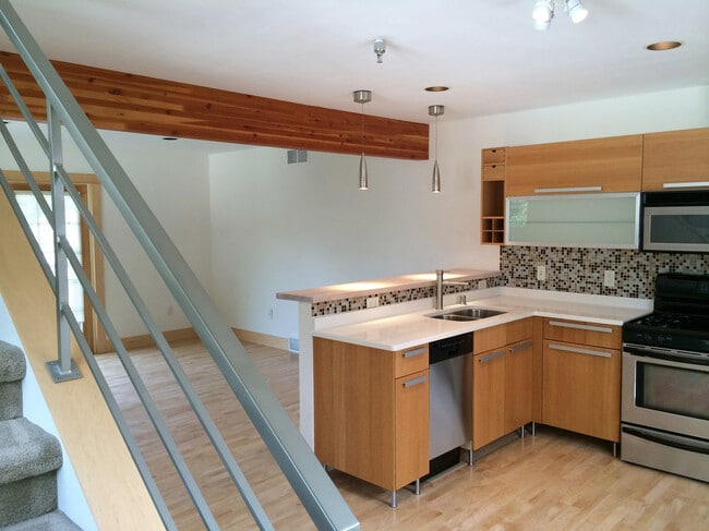 Photo - 1423 Williamson St