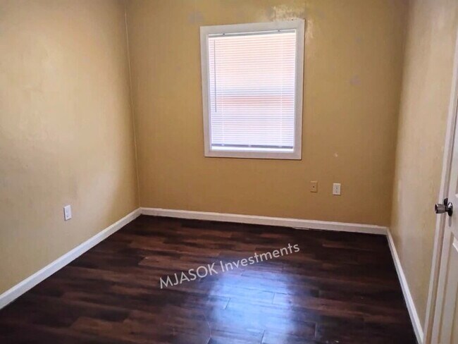 Photo - Remodeled 3 Bed / 1.5 Bath with Large Fenced Yard in Lawton