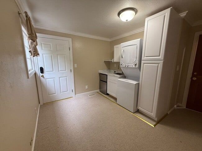 1573 Edgewood Rd Unit One Bedroom