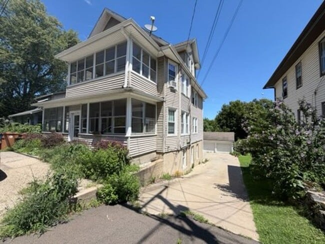 Building Photo - 887 Howe Ave Unit 2 bedroom w/ River View