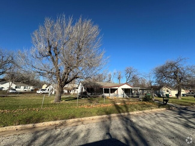 Building Photo - 3 bed 2 bath 1 car carport, new paint, woo... Rental