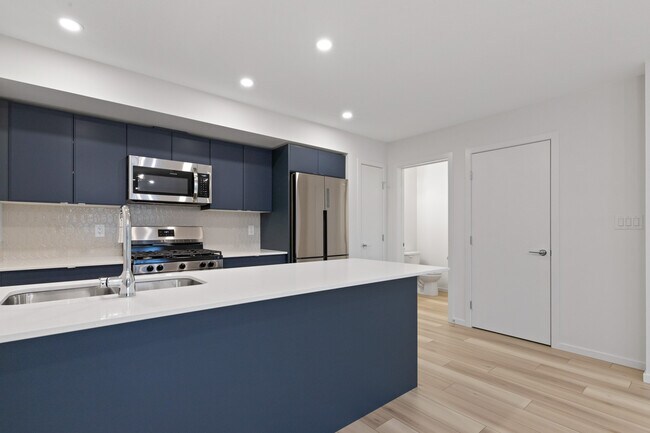 Building Photo - 11440-11487 87 St NW Unit Main 3