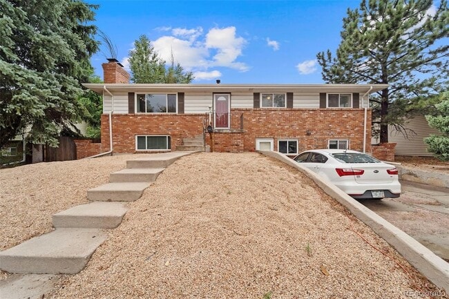 Building Photo - 2352 N Circle Dr