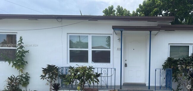 Building Photo - 810 NW 26th Ave Unit 1 Rental