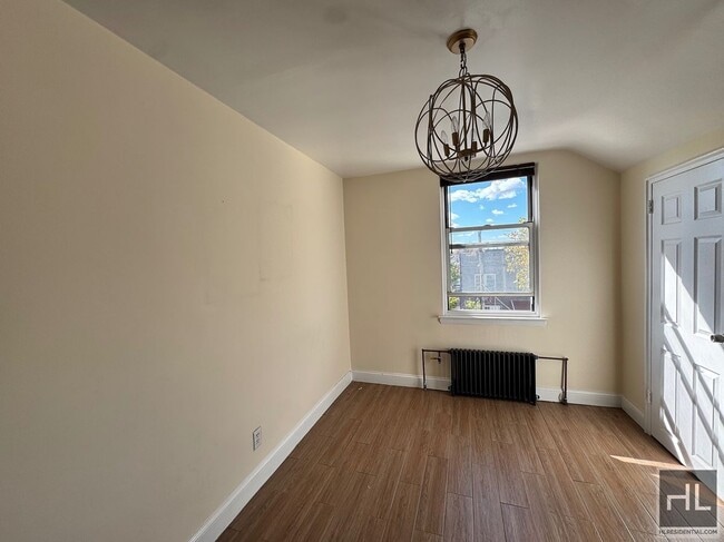 Photo - Newly Renovated 2 bedroom apartment spanni... Unit 3