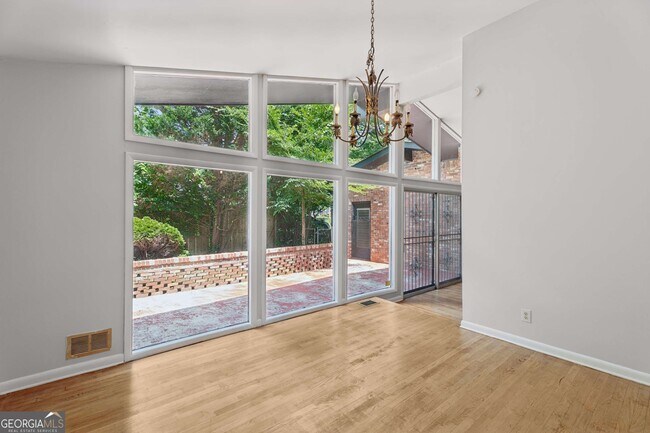 Photo - 3543 Cloudland Dr