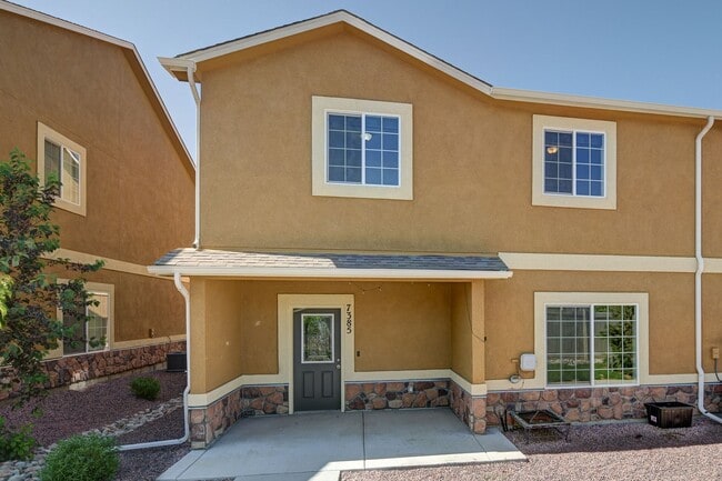Building Photo - Move-In Ready Townhome with Luxury Finishe...