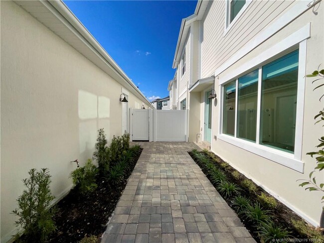 Photo - 860 SW St Creek Dr