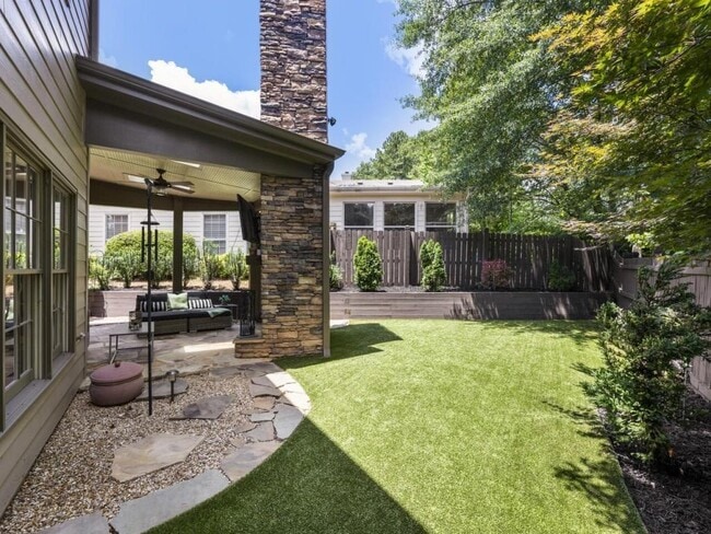 Photo - 315 Landing Entry