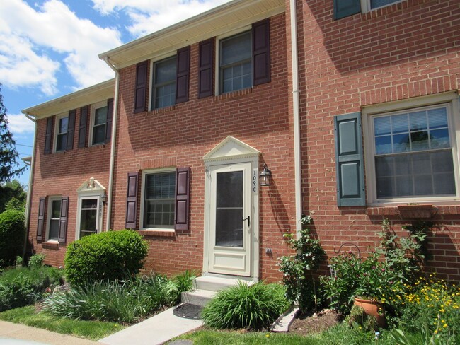 Two Bedroom Townhouse Style Condo - Two Bedroom Townhouse Style Condo