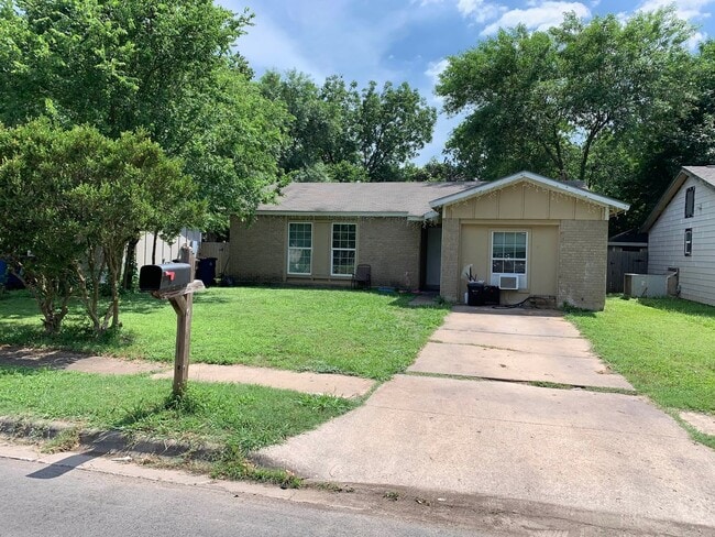 Building Photo - Charming 4-Bedroom Corner of Comfort in So... Rental