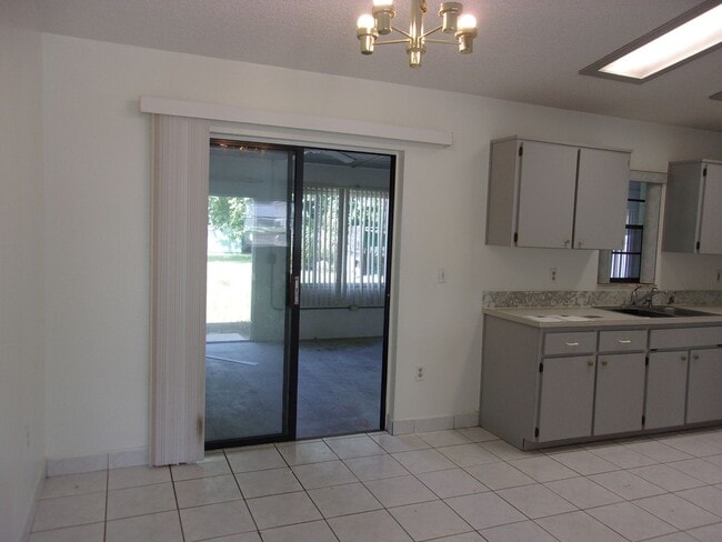 Photo - 2261 Maximilian Ave